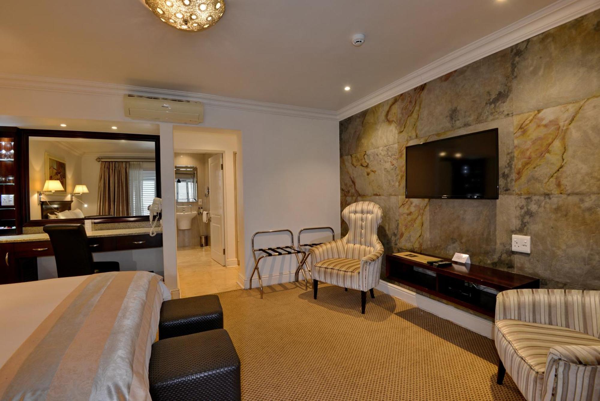 The Coach House At Val Du Charron Hotel Wellington Exterior photo